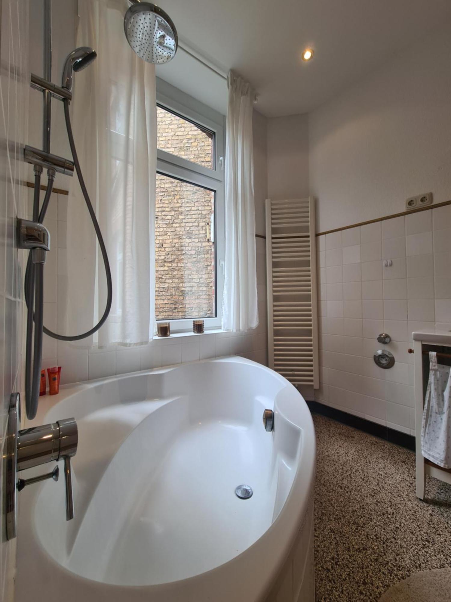 Home Away From Home Stylish Central Netflix Kitchen Wiesbaden Luaran gambar